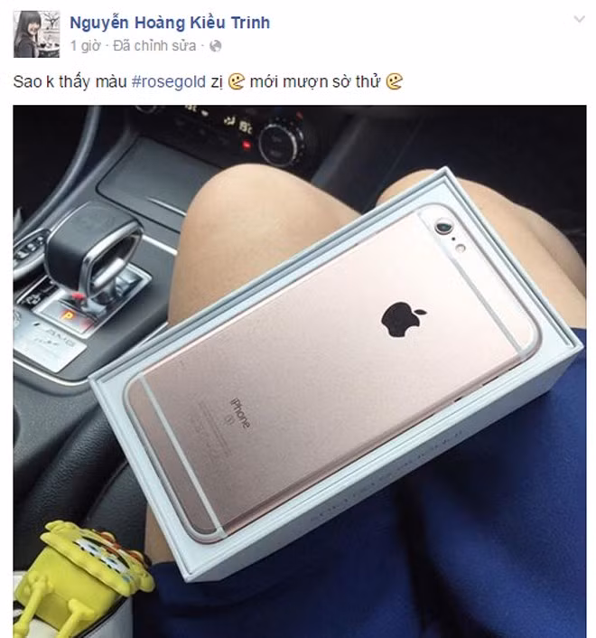 Kiều Trinh - cô nàng hot girl trà sữa phiên bản Việt còn khéo đùa bạn bè bằng dòng status "mượn iPhone 6S về sờ thử". Theo Kiều Trinh, iPhone 6S màu vàng hồng ở ngoài nhìn không khác mấy so với phiên bản vàng (gold) từng ra mắt trước đó của iPhone 6 và 6 Plus.