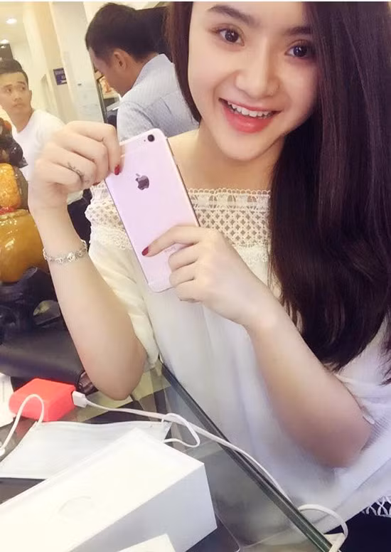 Cô em gái Phương Trang cũng không chịu thua kém bà chị của mình. Hai chị em Phương Trinh, Phương Trang là một trong những hot girl Việt đầu tiên sở hữu chiếc điện thoại sang chảnh này.