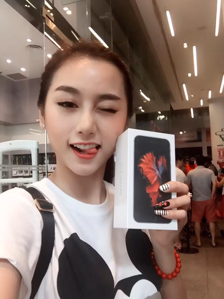 Dù vậy, Quỳnh Nhi cũng vẫn rất thích thú khoe "chiến lợi phẩm" sau hơn 1 ngày xếp hàng dài chờ đợi.