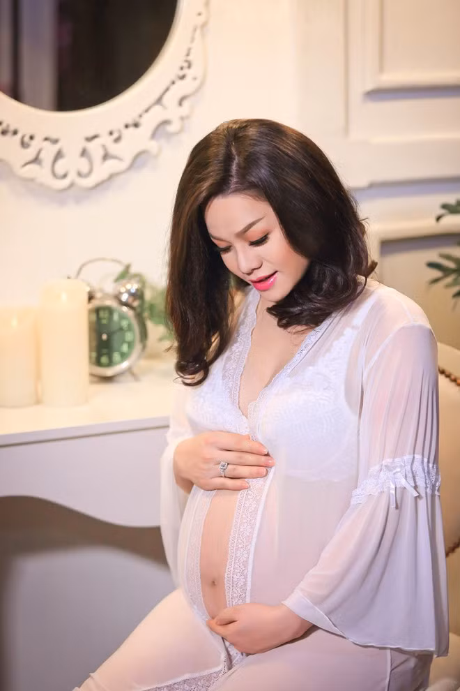 "Bà bầu" Nhật Kim Anh luôn gợi cảm dù đang mang bầu những tháng cuối thai kỳ.
