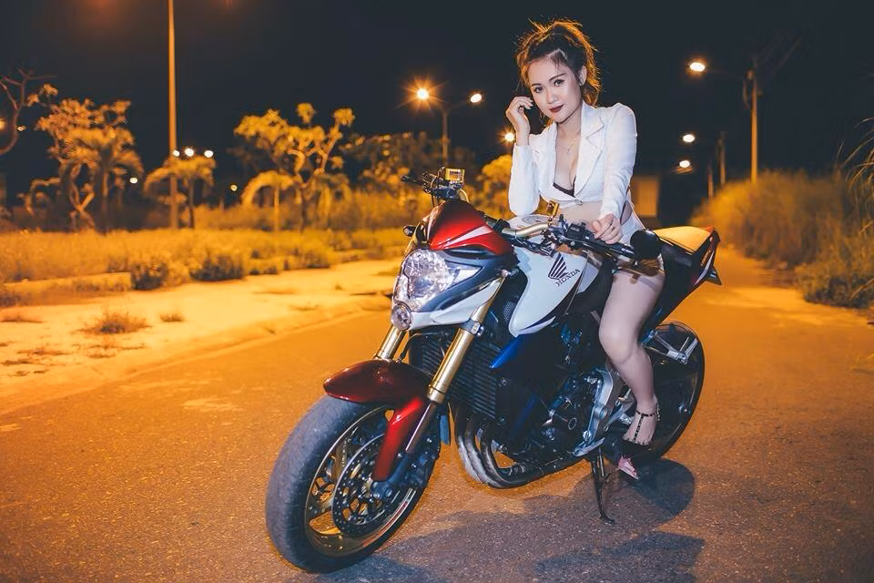 Thích thú với dòng xe này, Quỳnh Như nhanh chóng điều khiển thành thạo, bắt đầu tìm hiểu thêm về các dòng xe phân khối lớn.