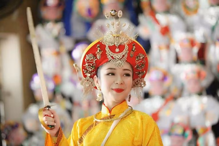 Cô đồng Hồng Hạnh là một bà mẹ đơn thân. Hiện cô đang sinh sống với bố mẹ đẻ và cậu con trai 2 tuổi ở Hà Nội. Kết hôn sớm nhưng gặp nhiều trắc trở, hôn nhân đổ vỡ khiến Hồng Hạnh quyết định trở thành bà mẹ đơn thân, nuôi con một mình.