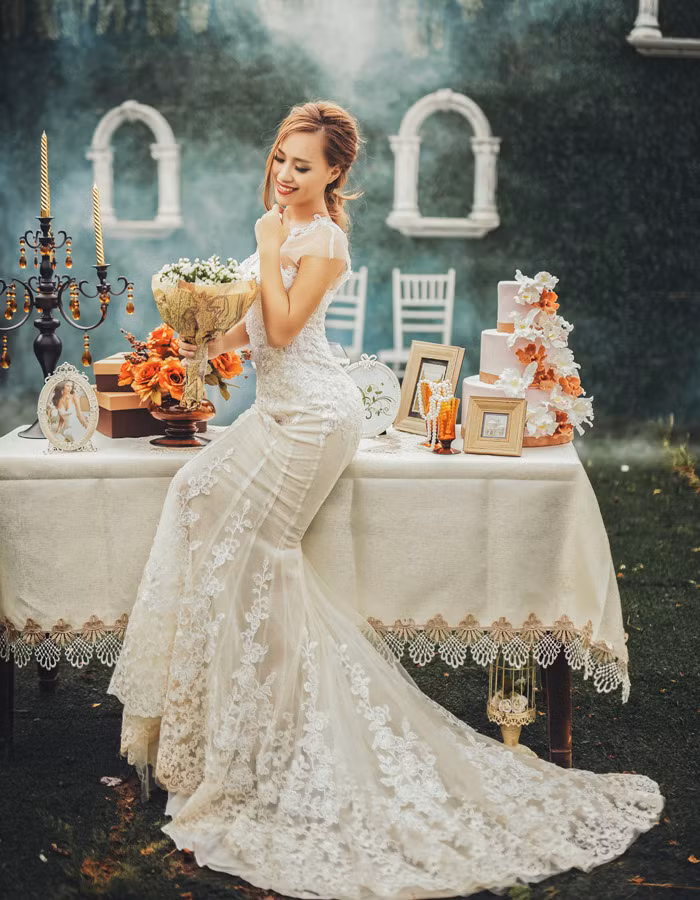 Tuy nhiên theo tiết lộ của Tít, loạt ảnh cô dâu mới này là một hợp đồng làm mẫu của cô. Bộ ảnh phục vụ mục đích thương mại, nghệ thuật, không phải là bộ ảnh cưới chính thức của Tít.