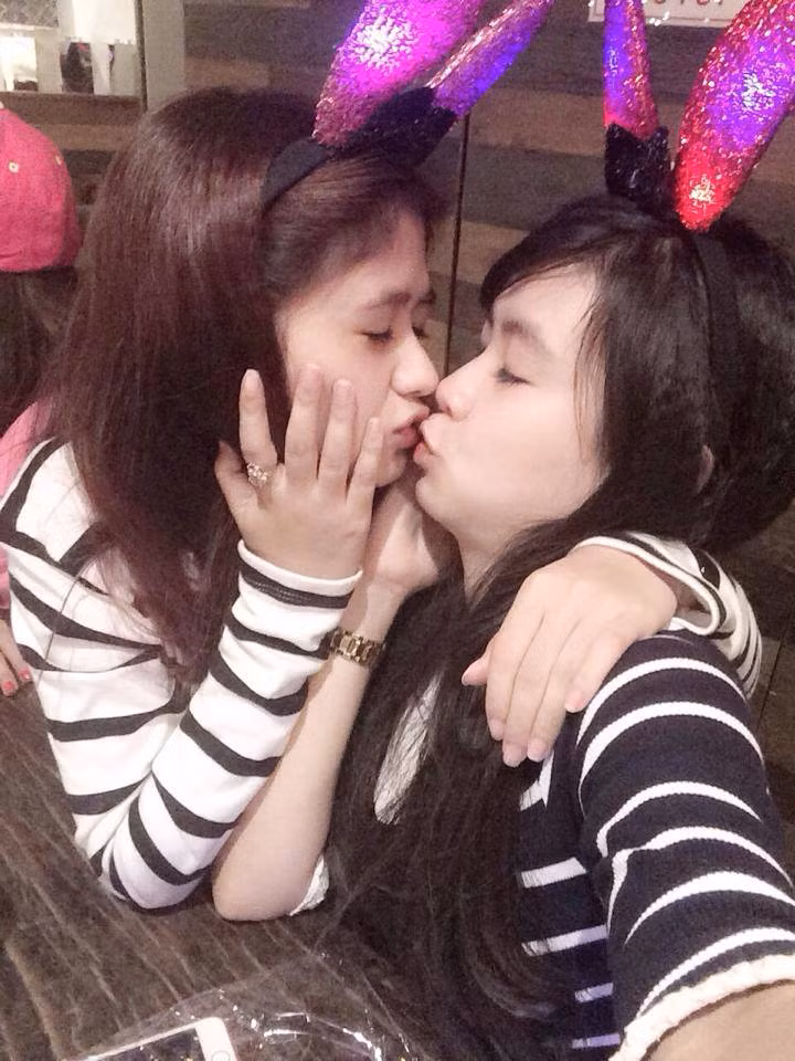 Yêu thương và quý mến những cô bạn thân của mình nên Thuỳ Lanh thích chụp những bức ảnh ôm hôn con gái. Những tấm hình này theo cô nàng là để giữ lại kỷ niệm, nụ hôn đó cũng mang tính chất đùa giỡn, thể hiện sự yêu quý, trân trọng nhau, hoàn toàn không phải tình yêu.
