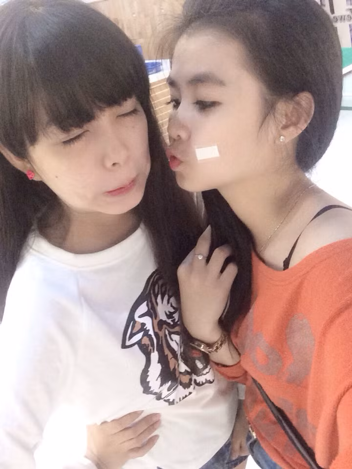 Do vậy, Thuỳ Lanh cho biết cô nàng không ngán ngại những ý kiến, đồn đoán khi mọi người xem những bức ảnh nụ hôn đồng giới của cô. Ngoài ra cô bạn cũng khẳng định mình không phải người đồng tính, cũng không có vấn đề gì về tâm lý hay “gì đó khác thường” như mọi người vẫn đồn đoán.