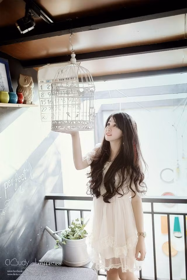Thuỳ Lanh chỉ cao 1m56 nhưng lại sở hữu khuôn mặt, ngoại hình rất xinh đẹp, dễ thương. Cô bạn cũng có sở thích chụp, làm mẫu ảnh và có không ít bức ảnh đẹp long lanh được nhiều bạn bè khen ngợi.