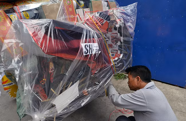 SH vàng mã là loại xe có mức tiêu thụ mạnh nhất trên thị trường. Giá dao động từ 100.000-150.000 đồng. Cũng như trên trần, SH cho người âm cũng có dăm bảy loại, từ kích thước đến chất liệu.