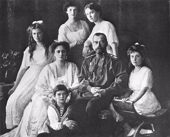 Năm 1918, cả gia đình Sa hoàng cuối cùng Nikolai II bị bắn chết. Cho đến nay vẫn chưa thể tìm đủ hài cốt của tất cả các thành viên gia đình hoàng gia này. Chính vì vậy, đã có nhiều đồn đại về sự xuất hiện của công chúa Anastasia và những người thừa kế ngai vàng Nga.