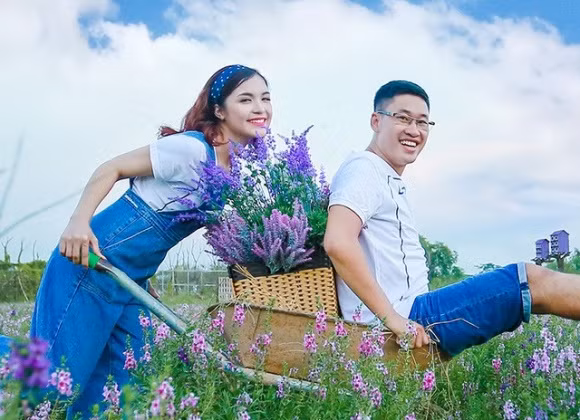 Khác hẳn với em gái, Nguyễn Thị Hằng có cuộc sống bình yên. Thay vì lấn sân vào showbiz Việt lắm thị phi, cô lên xe hoa vào năm 2016, rồi sau đó còn chuyển sang việc kinh doanh. Trong khi Hòa Minzy tất bật chạy show thì Nguyễn Thị Hằng lại có nhiều thời gian thảnh thơi đi du lịch khắp nơi.