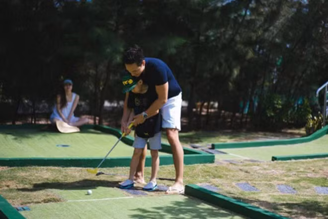 Chưa kể, Kim Lý không chỉ dành cho Hà Hồ những lời khen có cánh trên trang cá nhân, mà ngay cả Subeo – con riêng của nữ ca sĩ và chồng cũ Cường Đô La cũng được anh cưng chiều, chăm sóc rất chu đáo. Vào những ngày đầu năm 2018, Kim Lý còn tự tay tháp tùng Hà Hồ và Subeo đi diễn. Trong lúc nữ ca sĩ lên sân khấu biểu diễn, anh lặng lẽ ngồi dưới khán đài, thay cô chăm sóc con trai. Mỗi khi trống lịch trình, nam diễn viên Hương Ga cũng dành thời gian đi du lịch cùng mẹ con Hà Hồ và giúp cô xách toàn bộ vali, hành lý tại sân bay. Cách đó không lâu, anh còn đích thân hộ tống giọng ca Cả một trời thương nhớ và Subeo đi chơi golf. Hà Hồ ngồi trong bóng mát, cô chăm chú nhìn người yêu dạy cách chơi golf cho Subeo.