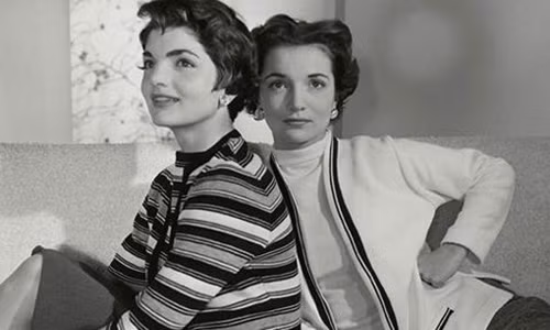 Hai chị em xinh đẹp nổi tiếng Jackie Kennedy (trái) và Lee Radziwill (phải) thời trẻ.