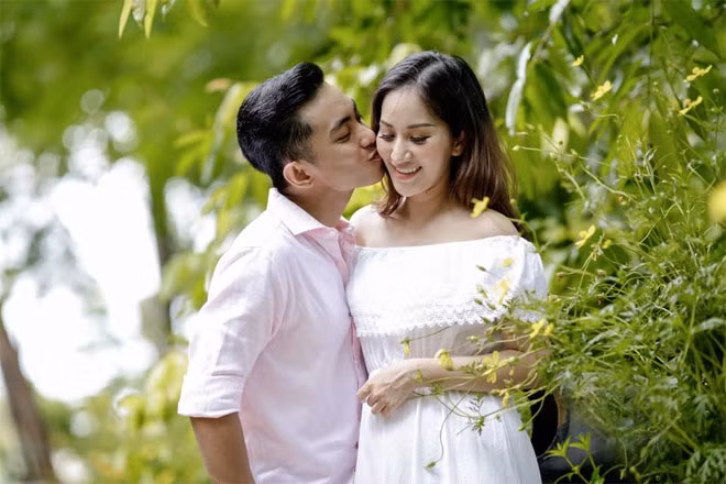 Do tuổi còn trẻ, anh có phần ham chơi nhưng sau khi lên chức làm chồng và làm cha, Phan Hiển đã biết chăm lo và dành nhiều thời gian hơn cho gia đình.