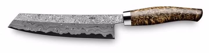 Con dao làm bếp của Nesmuk có giá cực đắt – 5.415 USD. Lưỡi dao làm từ thép carbon, tay cầm rất chắc chắn bằng gỗ phong với phần đệm cán dao bằng bạc. Dao còn được trang bị hộp sơn mài, vỏ dao, cái mài dao và một loại dầu chuyên dụng. (Ảnh: Dantri)