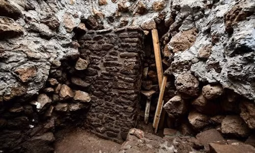 Động đất làm lộ ra các bức tường của ngôi đền cổ bên trong kim tự tháp cổ ở Mexico.