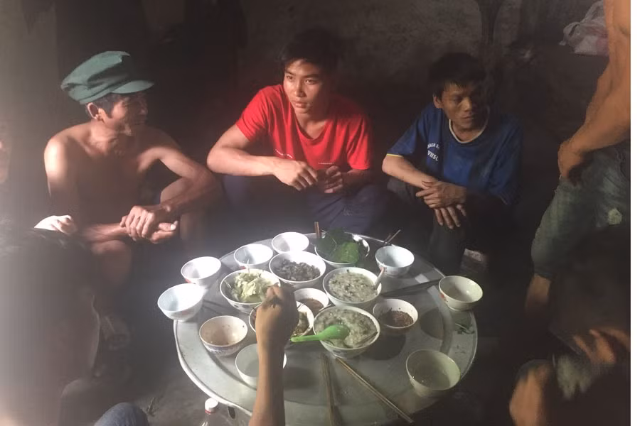 Mâm rượu của những thanh niên ở Sín Chải.