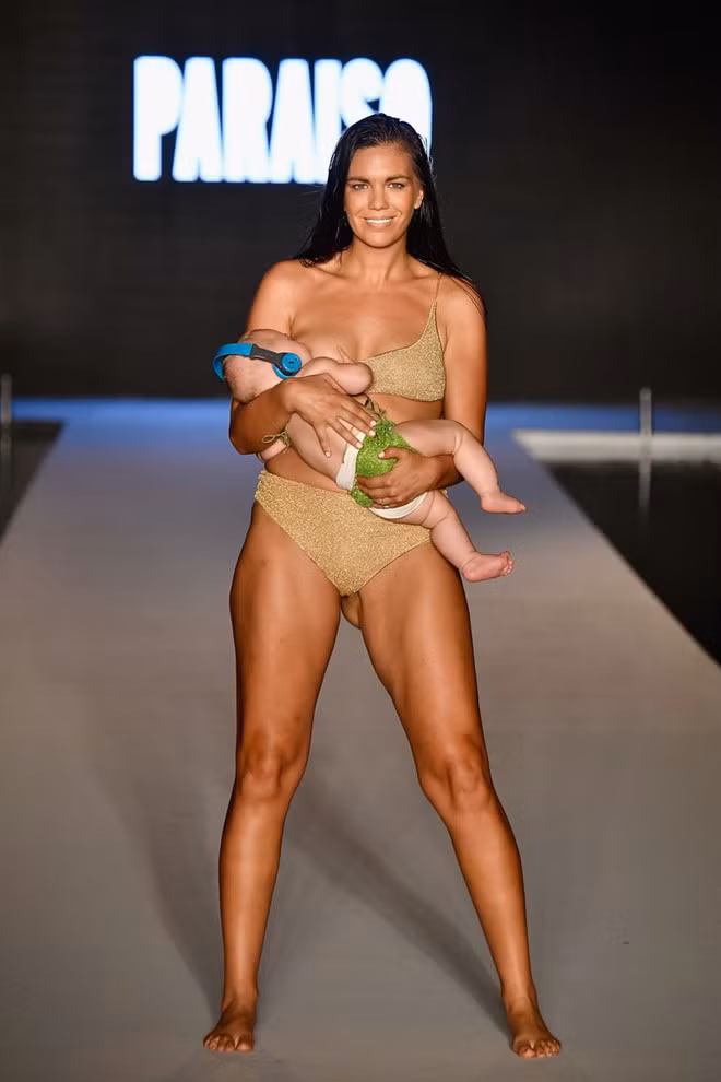 Mara Martin tự tin đứng trên sàn catwalk với thân hình của bà mẹ sau sinh. Ảnh: Getty Images.