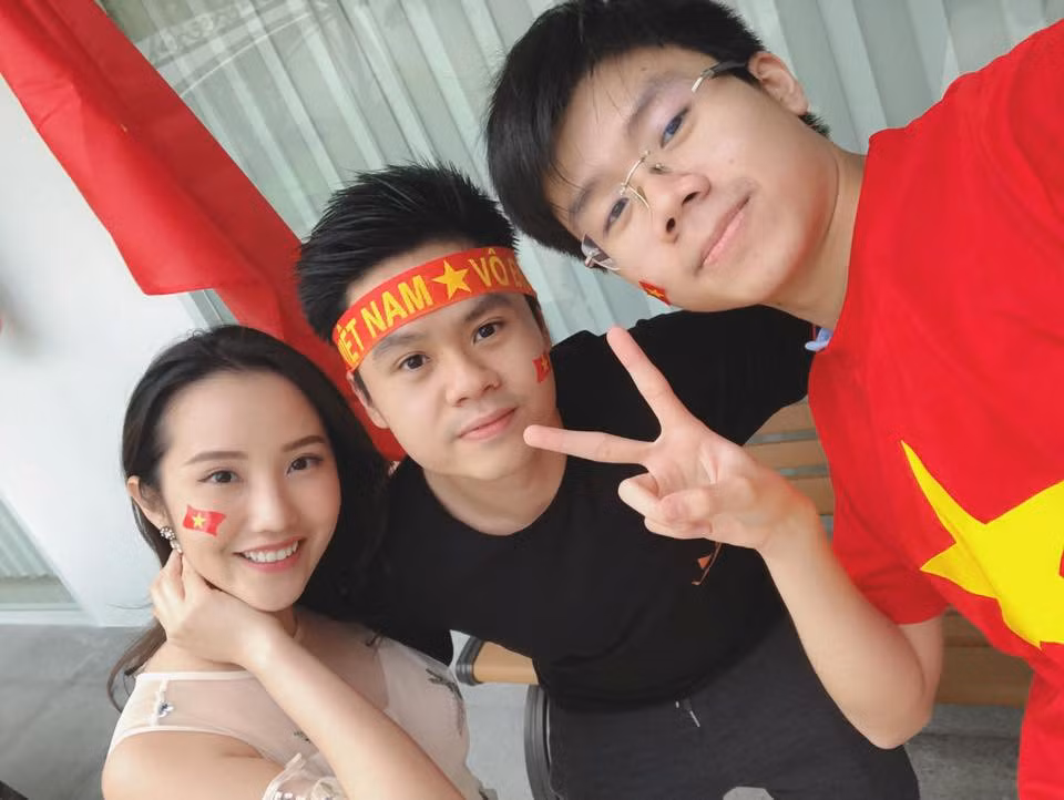 Phan Thành - Primmy Trương cũng cổ vũ đội U23 Việt Nam trong trận chung kết.