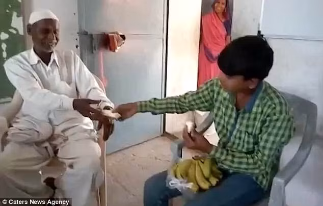 Mọi người mang trái cây cho Sohail Shah để đổi lại được cậu ban phước cho họ.