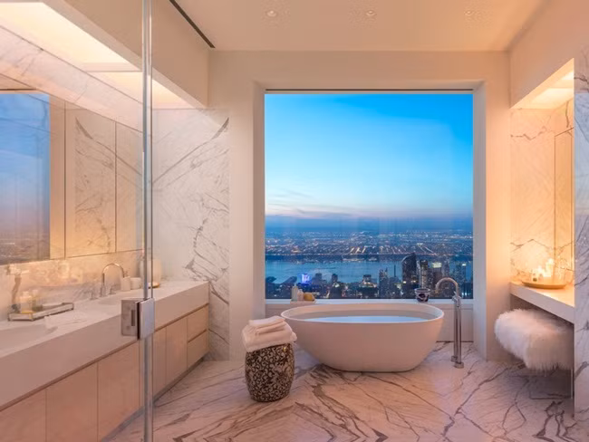 Phòng tắm chính có sàn và tường lát đá cẩm thạch, bồn tắm, hệ thống sưởi ở sàn và có thể ngắm quang cảnh thành phố.