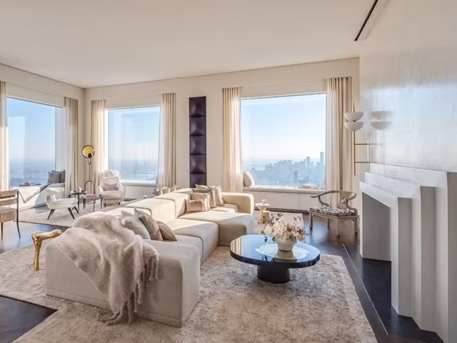 Căn penthouse ở tầng 95 có diện tích hơn 766m2 với 6 phòng ngủ và 7 phòng tắm. Căn hộ lát gỗ sồi và trần nhà cao 3,81m với cửa sổ kính 3x3m.