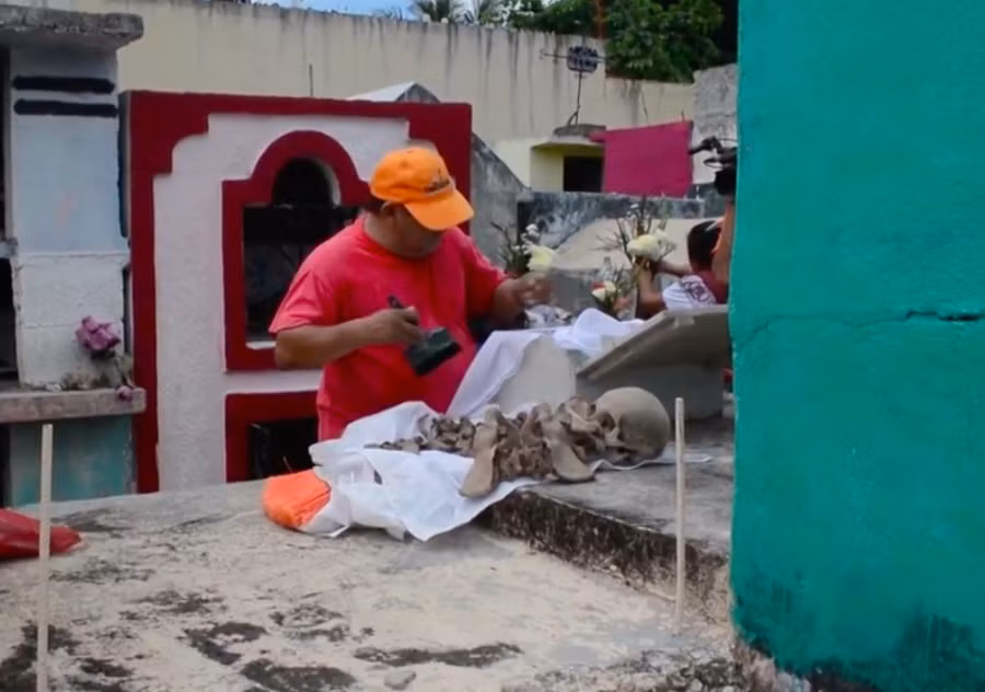 Rùng mình lễ rửa xương người chết ở Mexico Rung minh le rua xuong nguoi chet o Mexico