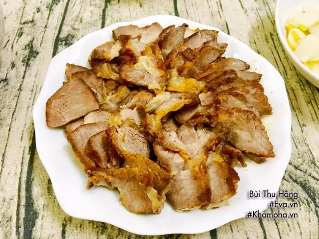 THỊT RÁN Thịt vai chọn phần có xen lẫn mỡ ăn sẽ mềm và ngon. Ướp thịt với nước mắm, đường, ngũ vị hương, hạt tiêu, tỏi giã nhỏ, hành khô giã nhỏ khoảng 30 phút cho ngấm. Cho chút dầu vào chảo, dầu nóng cho thịt và cả phần nước ướp thịt vào chảo, gạt bỏ phần hành và tỏi để thịt khỏi cháy. Đậy vung và rán nhỏ lửa khoảng 15 phút. Khi thịt chín và mềm thì mở vung, vặn lửa to chút để thịt vàng đều là được.