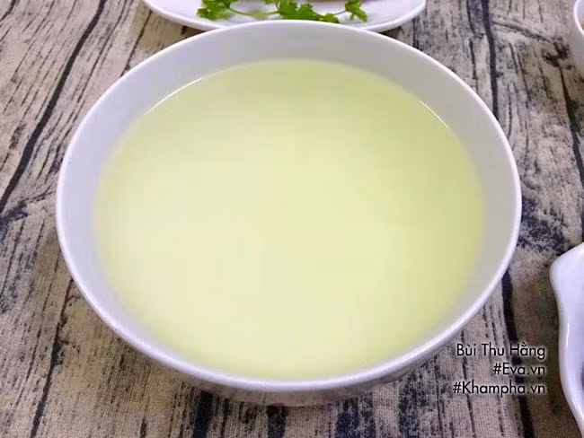 Phần nước luộc cho thêm chút gia vị để làm nước canh.