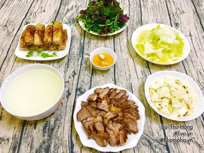 Bữa cơm tối nhà mình gồm có các món ăn sau: - Nem rán - Thịt rán - Bắp cải luộc - Gỏi su hào