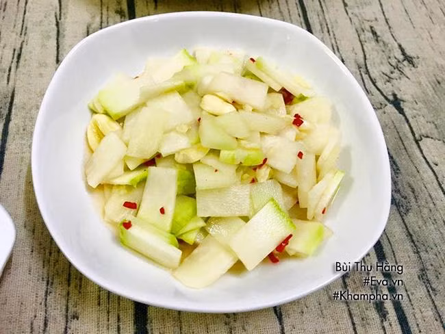 Món phụ: GỎI SU HÀO Su hào thái mỏng, xóc qua chút muối khoảng 10 phút rồi rửa sạch lại với nước. Pha nước trộn chua ngọt gồm nước mắm, đường, tỏi, dấm, ớt, nước trộn đậm hơn nước chấm nem một chút. Cho su hào vào ngâm khoảng 2-3 tiếng là ăn được.