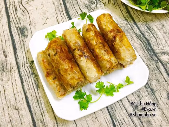 Món chính: NEM RÁN Nhân nem gồm: thịt vai xay nhỏ, miến, nấm hương, mộc nhĩ, tôm tươi thái nhỏ, hành tây, cà rốt, hạt tiêu, trứng, hành lá thái nhỏ. Trộn đều nhân rồi dùng lá bánh đa nem gói thành từng cái tròn. Đun nóng dầu ăn rồi cho nem vào rán vàng đều, ăn kèm với nước chấm chua ngọt và rau thơm.