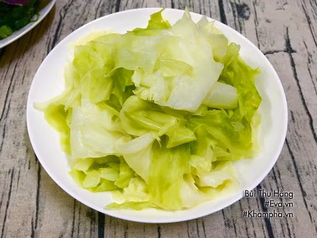 BẮP CẢI LUỘC Bắp cải tách từng lá, rửa sạch, thái miếng vừa ăn. Đun sôi nước rồi cho bắp cải vào luộc chín.