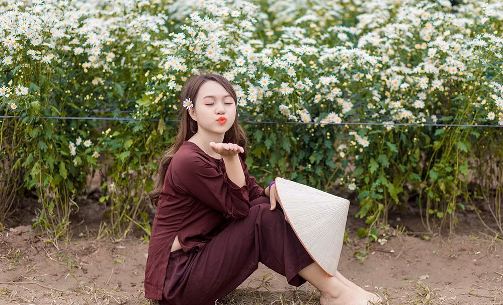 Yến chia sẻ, cúc hoạ mi là loài hoa nhìn đơn giản, mùi hương nhè nhẹ nhưng rất quyến rũ, khiến con người ta có cảm giác nhẹ nhàng, thanh thoát. Cô thực hiện bộ ảnh để lưu giữ khoảnh khắc son trẻ bên loài hoa yêu thích này.