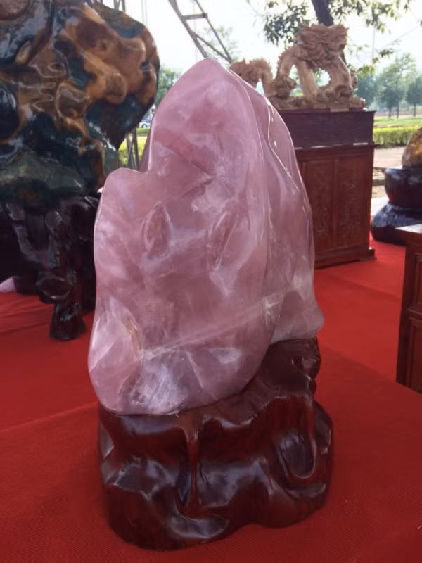 Đá thạch anh được con người phát hiện từ gần 300.000 năm trước, là loại tinh thể nhiều màu hồng, tím rất bắt mắt.