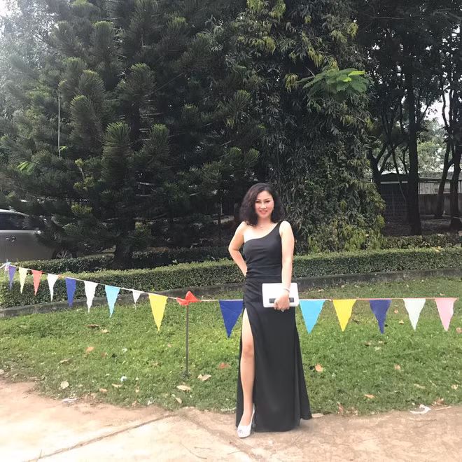Phong cách thời trang của bà cũng khá sang trọng, quý phái. Sau khi cô con gái nổi tiếng, công việc kinh doanh của bà cũng suôn sẻ hơn trước rất nhiều. Nhờ đó, cuộc sống của bà hiện tại khá thoả mái, an nhàn với những chuyến du lịch cùng bạn bè.