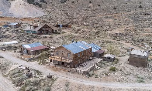 Cerro Gordo - thị trấn kỳ lạ bị bỏ hoang tại Lone Pine, hạt Inyo, bang California, Mỹ, đang được rao bán với giá 925.000 USD. Từng là thị trấn khai thác bạc và chì lớn nhất tại California vào thế kỷ 19, Cerro Gordo có diện tích đất hơn 121 hecta.