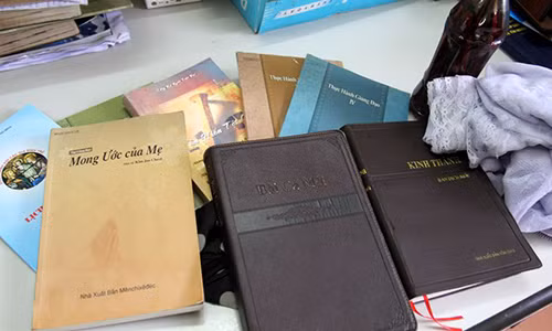 Tài liệu truyền đạo và nước thánh của Hội thánh Đức chúa trời. (Ảnh: Tư liệu do Công an Lai Châu cung cấp/TTXVN phát)