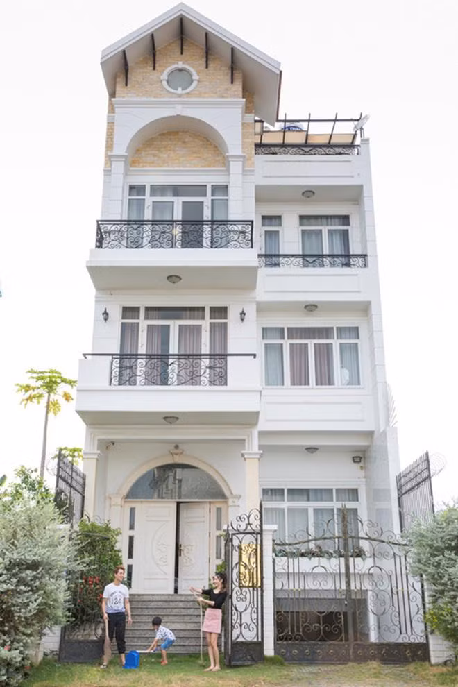 Biệt thự 4 tầng tại Quận 7, TP.HCM Căn biệt thự rộng rãi, hoành tráng từ trong ra ngoài của Đăng Khôi tọa lạc tại khu đất vàng ở Quận 7, TP.HCM. Đăng Khôi và bà xã Thủy Anh đã ở trong căn nhà này từ trước khi làm đám cưới. Căn biệt thự gồm 4 tầng được bao phủ bởi lớp sơn màu trắng chủ đạo kết hợp với các chi tiết màu vàng sang trọng, ấm cùng. Bên trong biệt thự có rất nhiều phòng ốc phù hợp với gia đình có trẻ nhỏ.