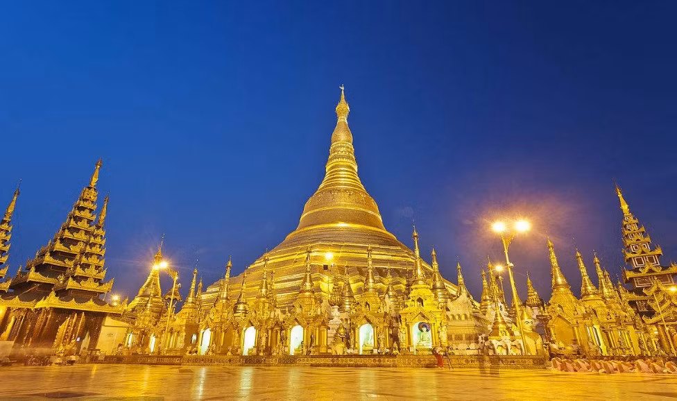 Chùa Shwedagon tại Myanmar được mệnh danh là tòa tháp xa xỉ nhất thế giới. Thân tháp được làm từ 72 tấn vàng, đỉnh tháp đính 3.000 carat kim cương. Giá trị của tòa tháp vì vậy chắc chắn phải lên đến một con số khổng lồ.