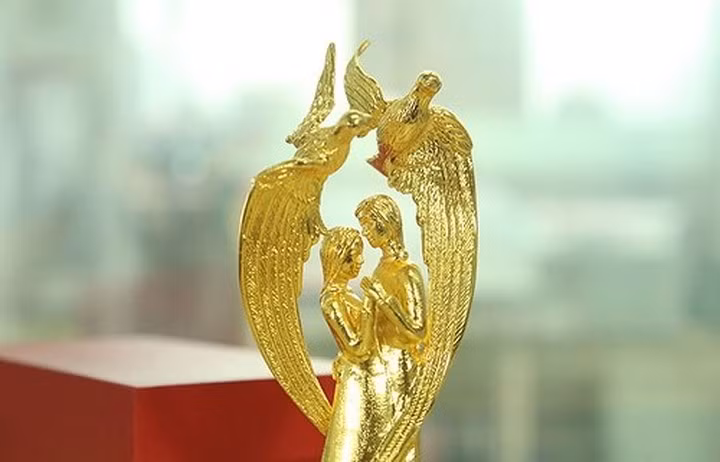 Bức tượng đôi uyên ương có giá 4,5 triệu đồng (Ảnh: KTĐT)