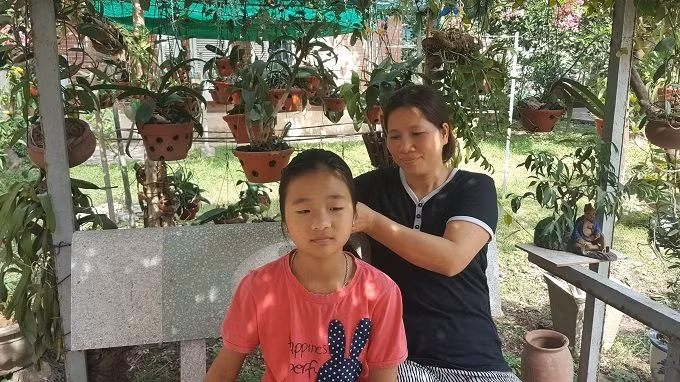 Nguoi me don than nuoi 7 con trong can nha dac biet giua long HN-Hinh-2