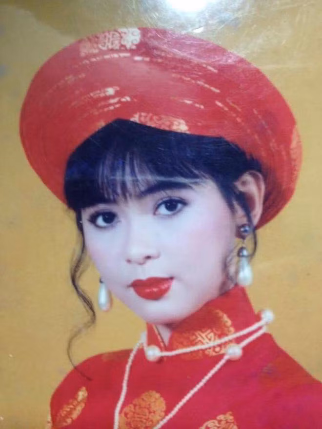 Dạo gần đây, bức ảnh được chụp vào năm 25 tuổi của mẹ chồng Tăng Thanh Hà đang được lan truyền một cách chóng mặt. Theo đó, bà Thuỷ Tiên - vợ đại gia Jonathan Hạnh Nguyễn sở hữu sắc vóc mặn mà, quyến rũ vạn người mê. Diện áo dài đỏ và đội mấn, mỹ nhân U50 trang điểm theo phong cách tôn đôi môi đỏ khoe lên đường nét cổ điển. Thật trùng hợp khi nhìn lại hình ảnh chụp vào ngày cưới của "ngọc nữ" làng giải trí Tăng Thanh Hà, người xem bất ngờ phát hiện ra nhiều điểm tương đồng. Từ ánh mắt sáng, chiếc mũi cao đến khuôn miệng chúm chím, nhiều nhận xét cho rằng Hà Tăng trông giống hệt mẹ chồng của mình. Nếu không nói ra, cư dân mạng lại lầm tưởng đây ắt hẳn là hai mẹ con ruột.