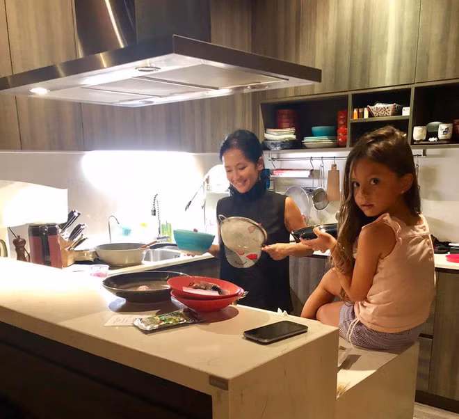 Sau cuộc hôn nhân tan vỡ, Hồng Nhung và các con sống trong một căn hộ khá tiện nghi, sang trọng và ấn tượng tại TP. Hồ Chí Minh. "Cô Bống" cũng thường xuyên chia sẻ những khoảnh khắc đời thường của 3 mẹ con trong căn nhà này trên trang cá nhân. Trong ảnh là các con diva Hồng Nhung đang cùng mẹ chuẩn bị bữa tối trong phòng bếp ấm cúng, sang trọng.