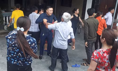 Người chồng cùng người thân tới nhà Hiền nhiều lần để tìm người vợ bỏ đi. Ảnh: V.Đ.