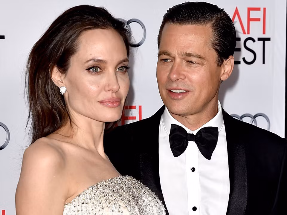 1. Brad Pitt và Angelina Jolie: Cặp đôi vàng của Hollywood vừa đạt được những thỏa thuận cuối cùng để chính thức ly hôn. Họ từng có câu chuyện tình chấn động cả thế giới. Phải lòng nhau ở phim trường Ông bà Smith, Brad đã chia tay người vợ lúc bấy giờ là Jennifer Aniston để đến với Angelina Jollie. 12 năm chung sống, một lễ cưới giản dị, có với nhau 6 người con nhưng cặp sao Hollywood này vẫn lựa chọn chia tay với lý do là có những khác biệt không thể dung hòa. 1. Brad Pitt và Angelina Jolie: Cặp đôi vàng của Hollywood vừa đạt được những thỏa thuận cuối cùng để chính thức ly hôn. Họ từng có câu chuyện tình chấn động cả thế giới. Phải lòng nhau ở phim trường Ông bà Smith, Brad đã chia tay người vợ lúc bấy giờ là Jennifer Aniston để đến với Angelina Jollie. 12 năm chung sống, một lễ cưới giản dị, có với nhau 6 người con nhưng cặp sao Hollywood này vẫn lựa chọn chia tay với lý do là có những khác biệt không thể dung hòa.