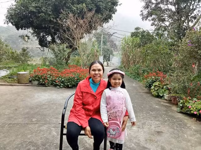 Chị Phạm Thu (SN 1989 - đang sinh sống ở Hà Nội), con gái bà Phương, đồng thời là người đã đăng tải những bức ảnh đó chia sẻ với VietNamNet: "Mẹ mình về hưu gần ba năm nay. Trước đây, mẹ chưa bao giờ trồng hoa nhưng từ ngày nghỉ, có thời gian nên bà chịu khó trồng và chăm sóc cây cảnh. Mẹ khéo tay, trồng cây nào cũng mọc tươi tốt. Nhà mình nằm trên một quả đồi nhỏ nhưng gần đường cái, đất đai rộng rãi. Từ ngày có vườn hoa, mẹ bận rộn hơn, tuy nhiên, đó cũng là niềm vui, giúp bà khỏe mạnh hơn".