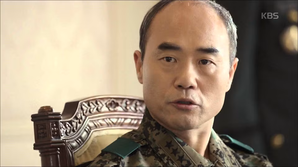 Kang Shin Il: Nam diễn viên 58 tuổi là gương mặt quen thuộc với khán giả màn ảnh nhỏ, đặc biệt là qua vai diễn Trung tướng Yoon trong Hậu duệ mặt trời. Kang Shin Il đã đối mặt với căn bệnh ung thư gan từ nhiều năm nay. Ông từng cắt bỏ 1/3 lá gan trong quá trình điều trị bệnh ung thư.