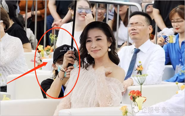 Tuy nhiên, cư dân mạng Trung Quốc đang chỉ trích Xa Thi Mạn vì để nữ trợ lý quỳ xuống bên cạnh ngồi che ô cho mình, mặt của nữ trợ lý mướt mát mồ hôi.