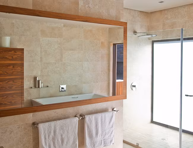 Bằng đường nét thiết kế giản dị, phóng khoáng, phòng tắm là nơi lý tưởng để thư giãn.