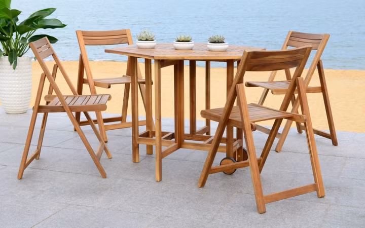 Bàn làm từ gỗ có khả năng chống tia cực tím, có thể đặt ở những khu vực thời tiết khắc nghiệt như ngoài trời, cạnh hồ bơi.