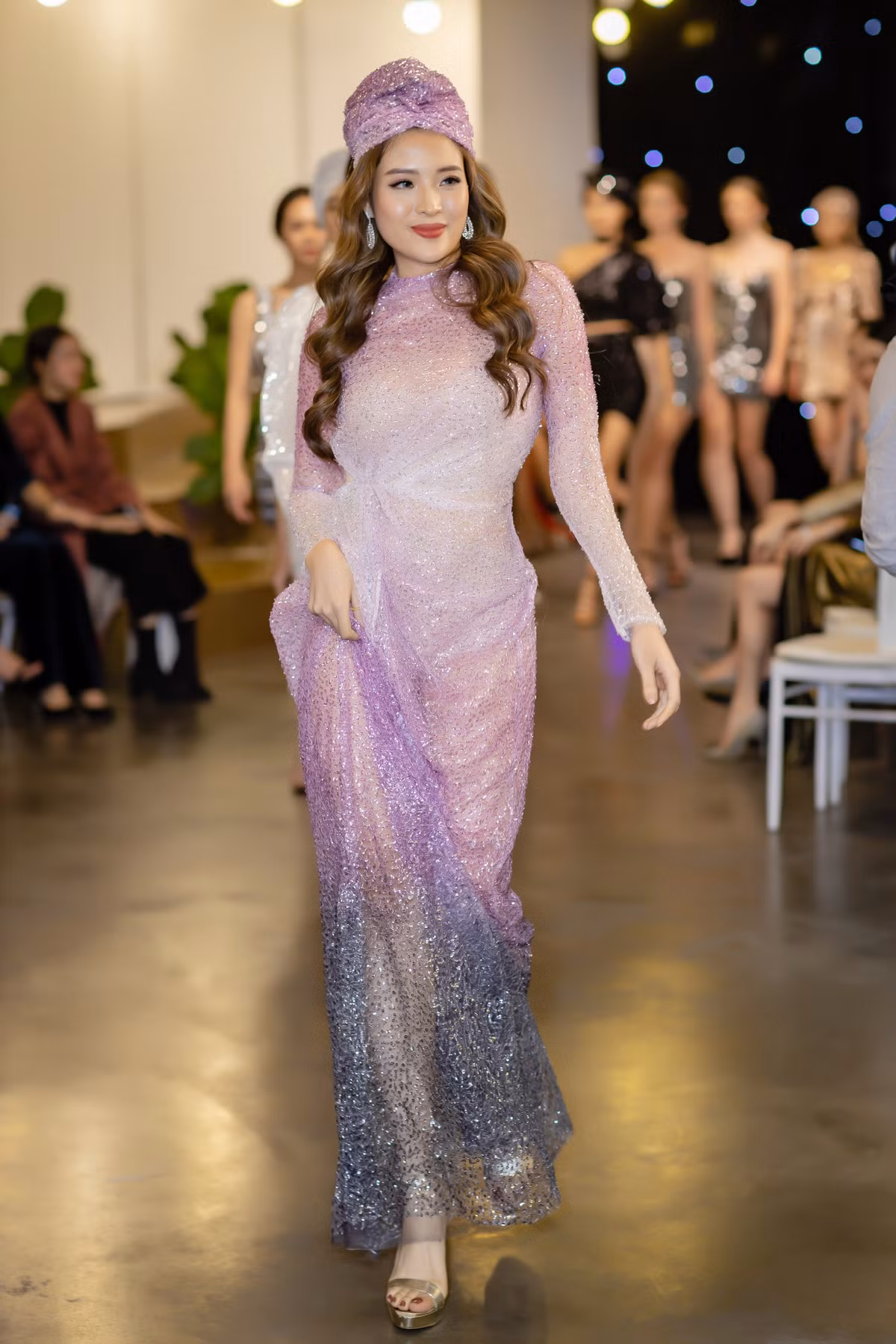 Khi thay đổi trang phục biểu diễn, chân dài sexy được giao trình diễn chiếc váy kim tuyến màu hồng với chất liệu xuyên thấu.